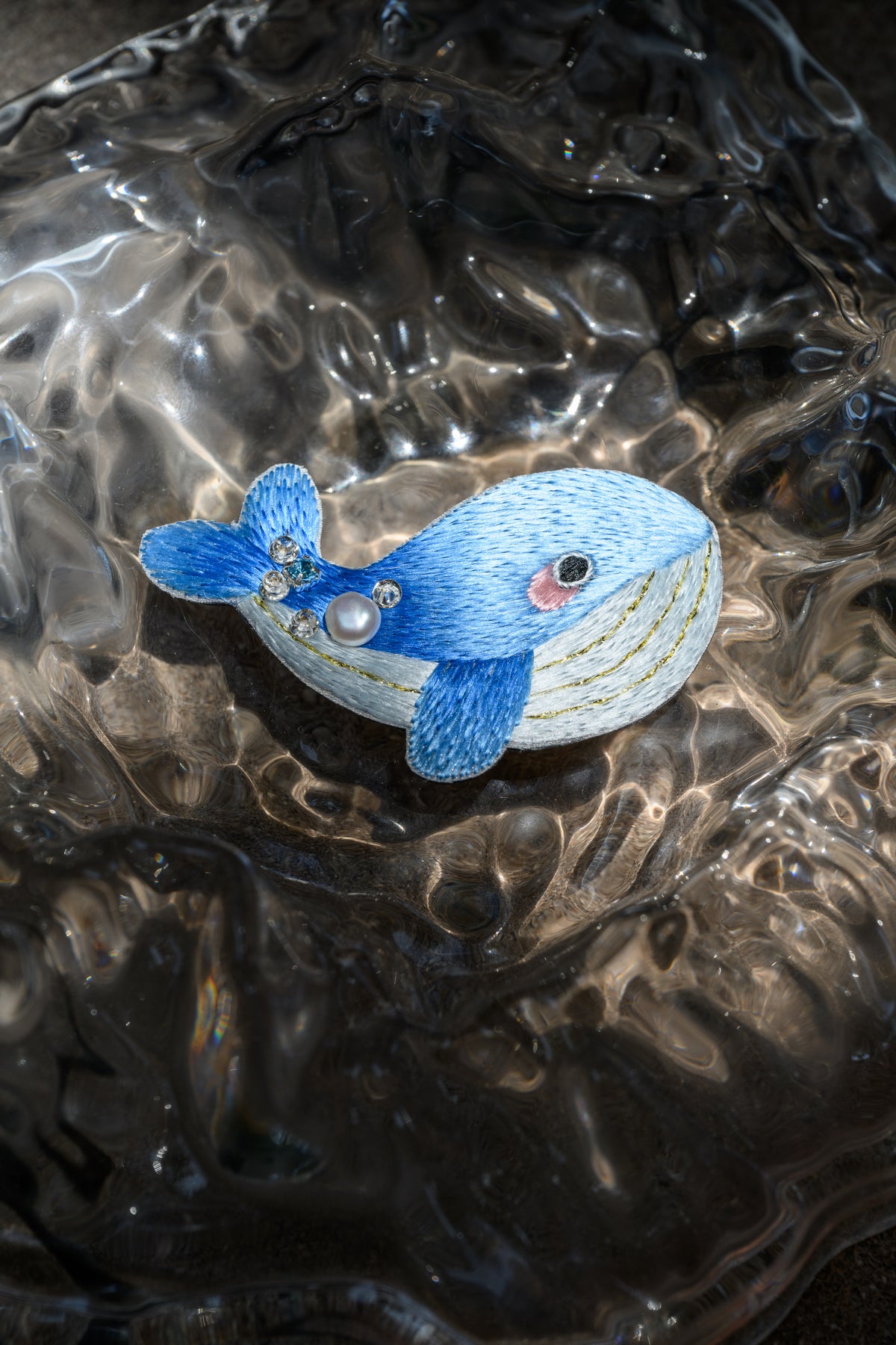 鯨魚刺繡胸針