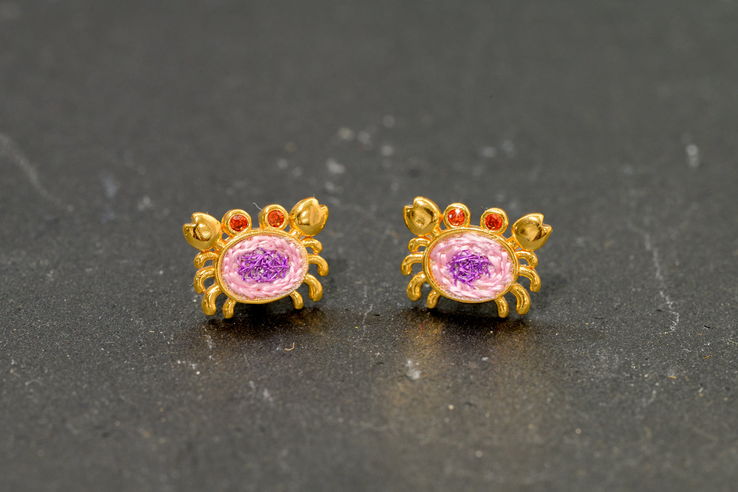 迷你螃蟹刺繡耳釘