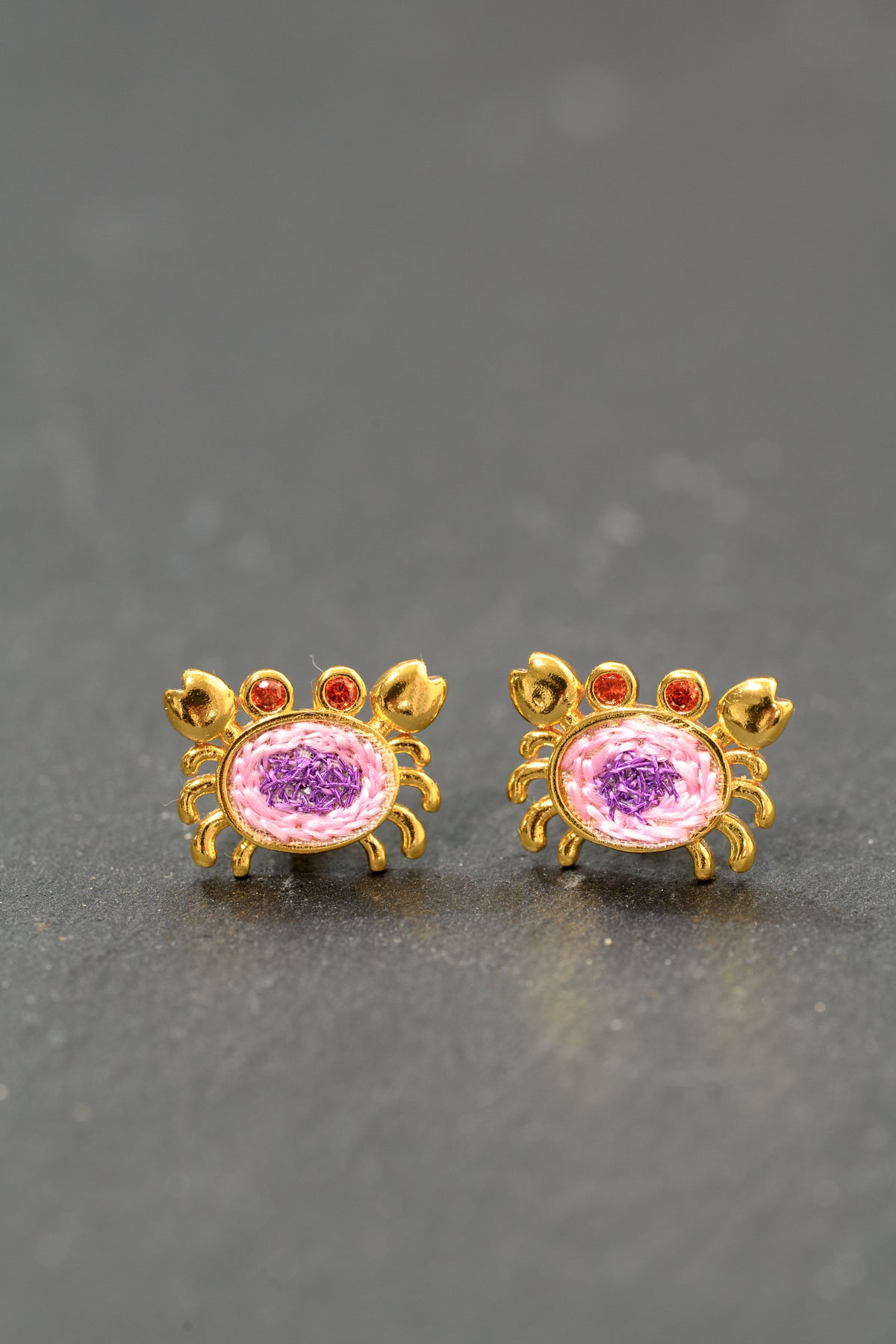 迷你螃蟹刺繡耳釘